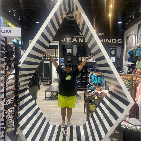 Meet your Posher, Amanda - Picture 2 of 4